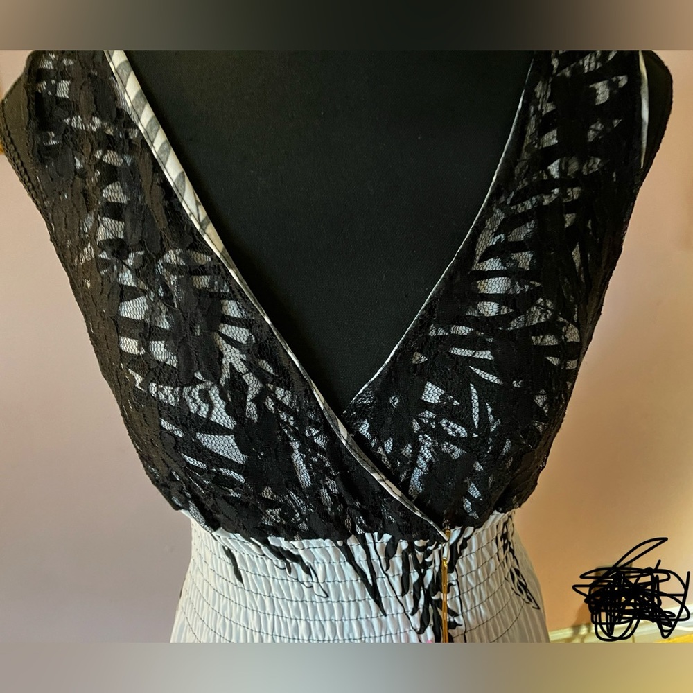 BNWT Beautiful Flowy B&W Maxi Dress size L - Picture 6 of 15
